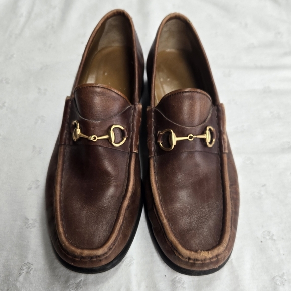 Vintage Gucci Women's Brown Leather Loafers with Gold Horsebit Accent Size 9.5